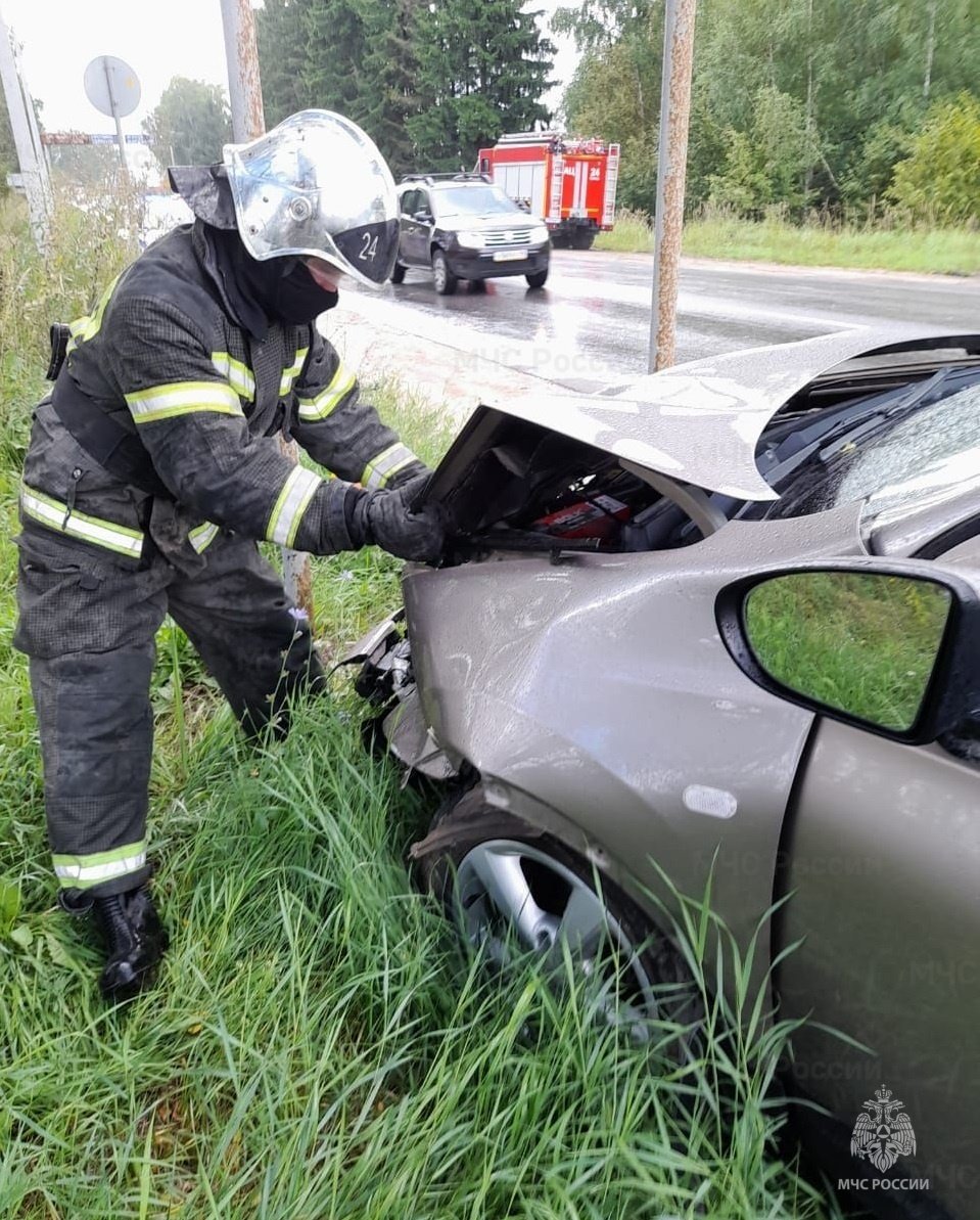 Спасатели МЧС принимали участие в ликвидации ДТП в Тарусском районе, 76 км автодороги "Калуга-Серпухов"